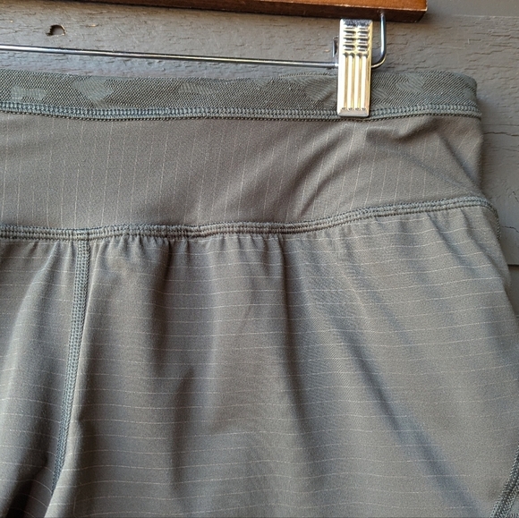Lululemon Run For Days Short Army Green Camo Stripe Size 8 - Picture 2 of 9